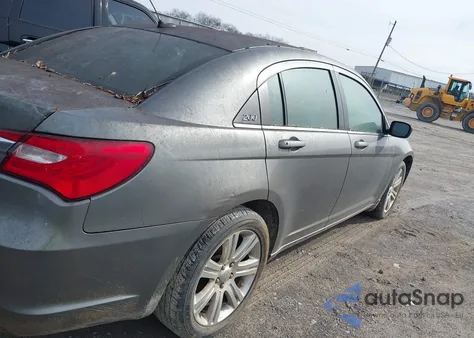 2013 Chrysler 200 Touring z USA, uszkodzony, nr VIN 1C3CCBBB6DN764205